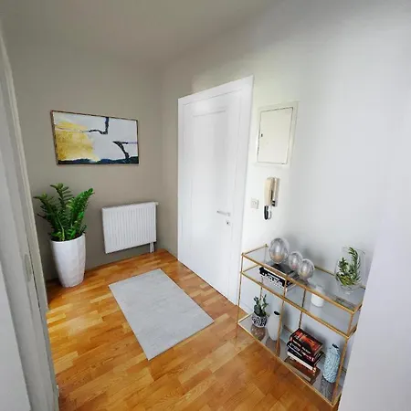 Apartment Modern Und Gemuetlich, Mit Balkon Und Netflix In Wehome Komfort *